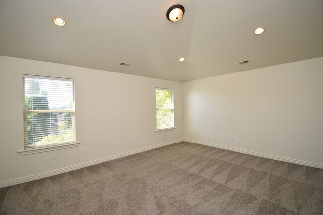 Building Photo - Beautiful 6 Bedroom Home in Riverton!