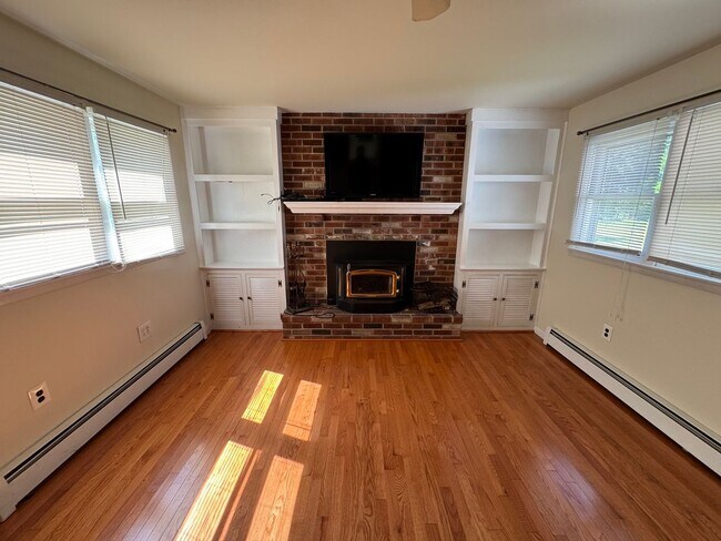 Building Photo - Lower Gywnedd 3 Bedroom 1.5 Bath Colonial in Penllyn Pa $2,750/month