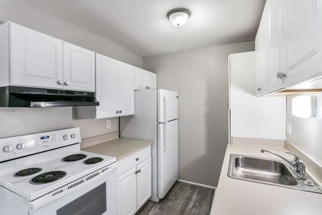 Building Photo - *Beautiful Apartment in Park Like Setting* Updated Shaker Cabinets and Appliances HEAT included
