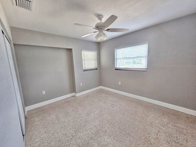Building Photo - 3 Bedroom 2 Bath in Riveria Bay of St. Pete