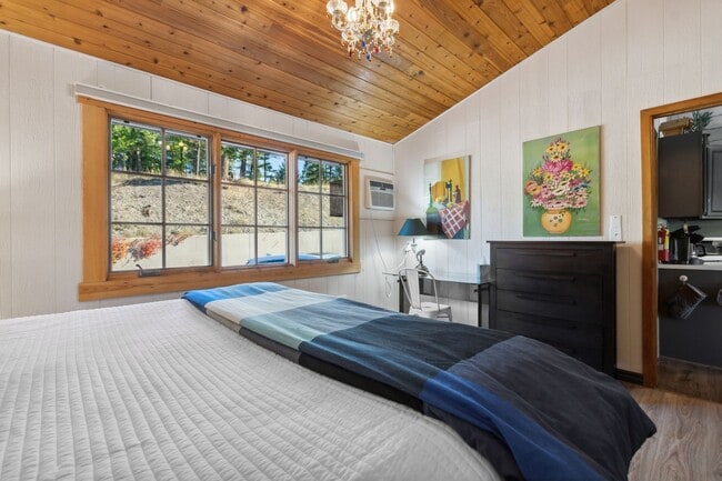 Building Photo - 2 bedroom, 2 bathroom Whitefish Condo, steps away from Whitefish Lake, minutes from the ski slopes!