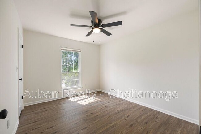 Building Photo - 4015 Shady Oak Dr