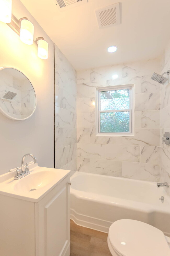 Building Photo - Fantastic 2 Bed, 1 Bath.  Walk to MTSU!