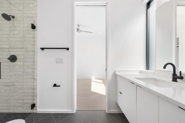 Building Photo - 2411 Winsted Ln