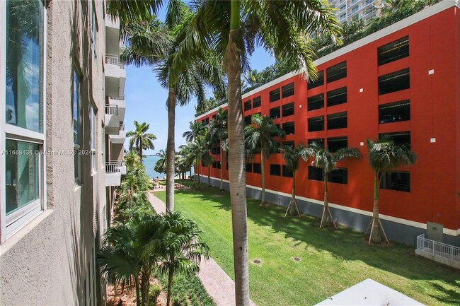 Building Photo - 1111 Brickell Bay Dr