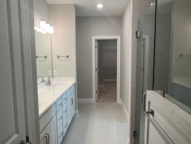 Building Photo - 3 Bedroom Townhouse in Washington Square!-...