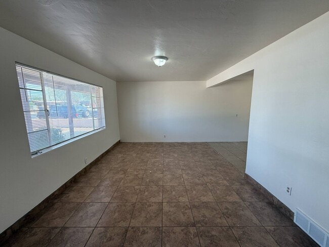 Building Photo - 1325 N Venice Ave