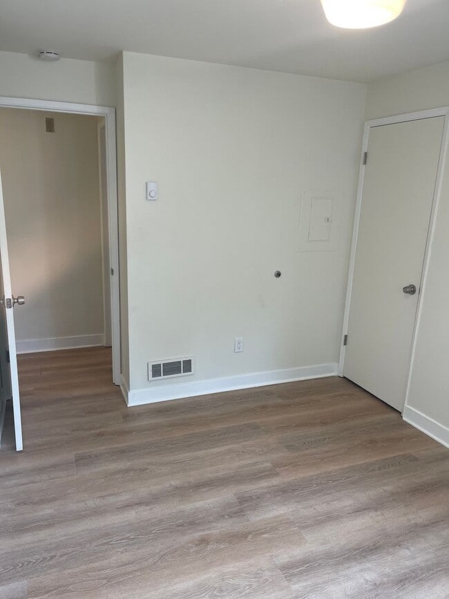 Building Photo - 2 bedroom, 2 bath condo near Greenwood.