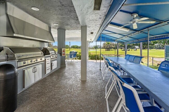 Building Photo - 811 S Hollybrook Dr