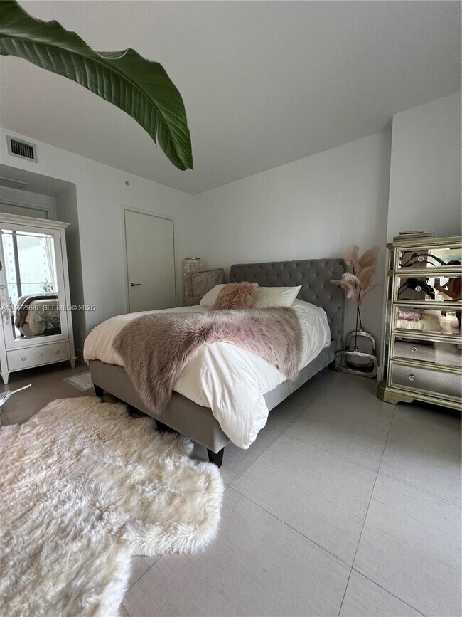 Building Photo - 1300 Brickell Bay Dr