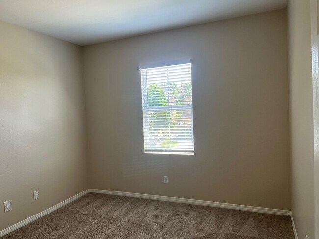 Building Photo - Gorgeous 5 bedroom, 3 bath plus Loft - Mou...