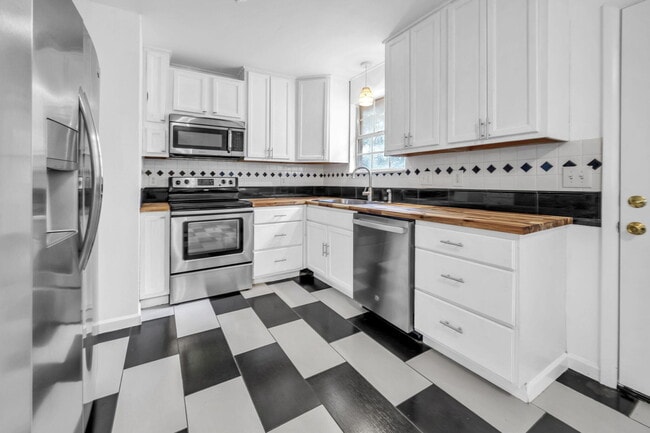 Building Photo - 1020 Pinetree Rd