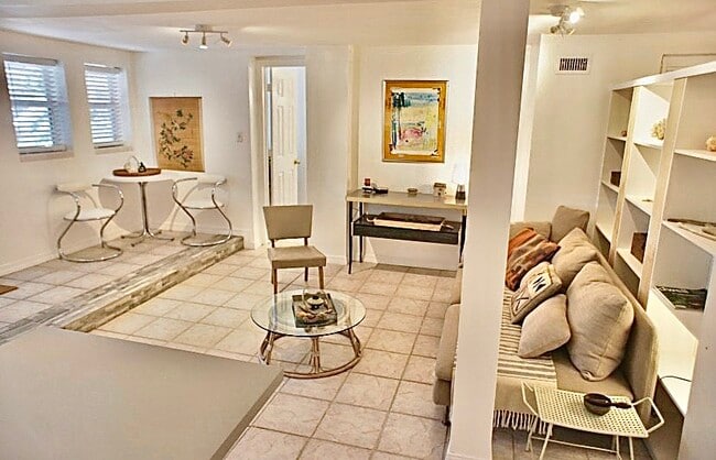 Building Photo - 21 Arenta St