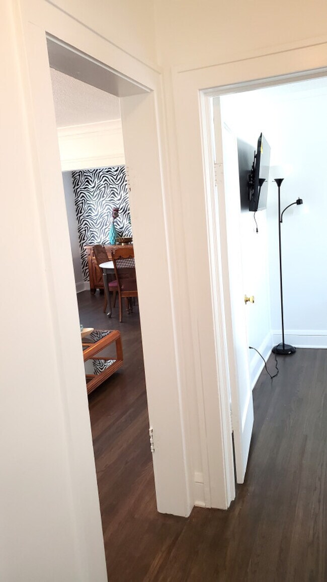 Building Photo - 1916 N Oliver Ave