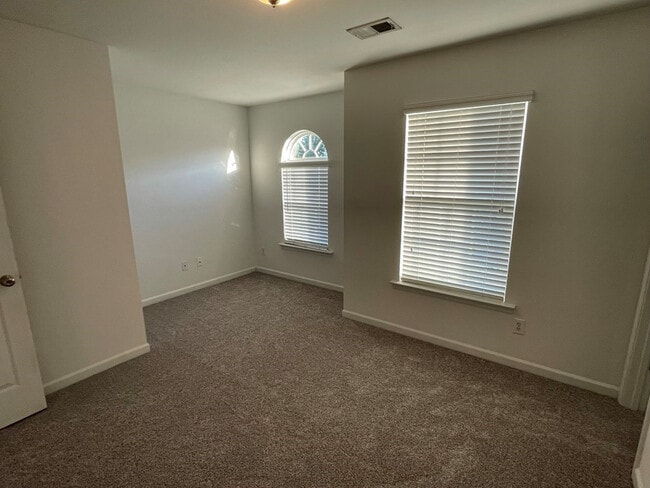 Building Photo - 3215 Lauderdale Ln