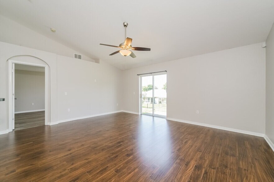 Building Photo - 8364 Greystone Dr