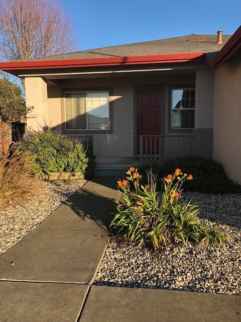Building Photo - Gorgeous 3 bedroom 2 bath