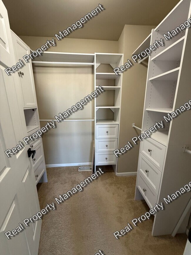 Building Photo - 2 Bedroom Townhome