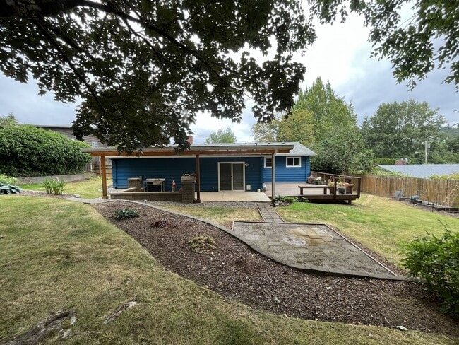 Building Photo - Beautiful 3-Bedroom West Linn Home with Bonus Room, Updated Kitchen and Large Fenced Yard