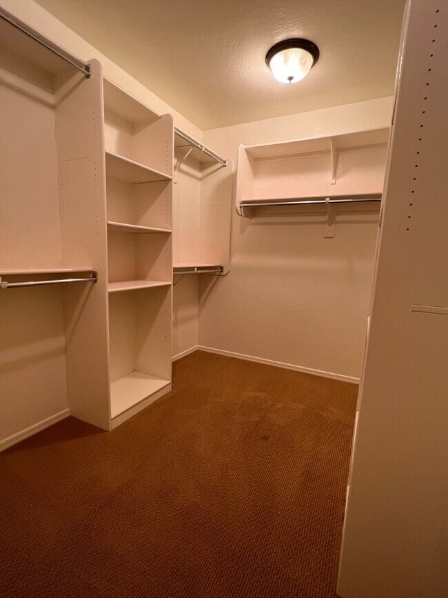 Building Photo - 5 Bed 4 Bath Beautiful Gilbert Home - Gated Community On Golf Course