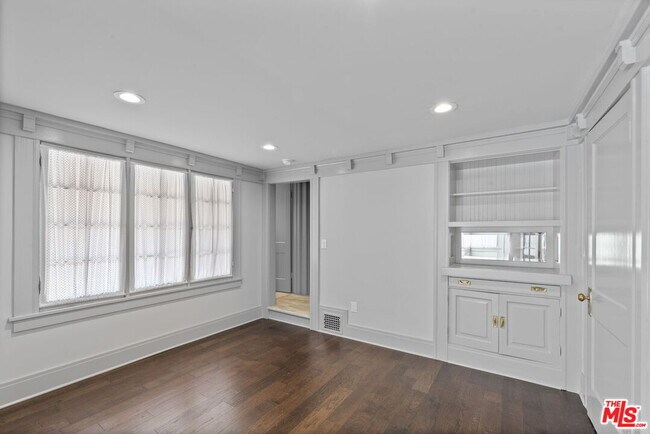 Building Photo - 344 S Kingsley Dr