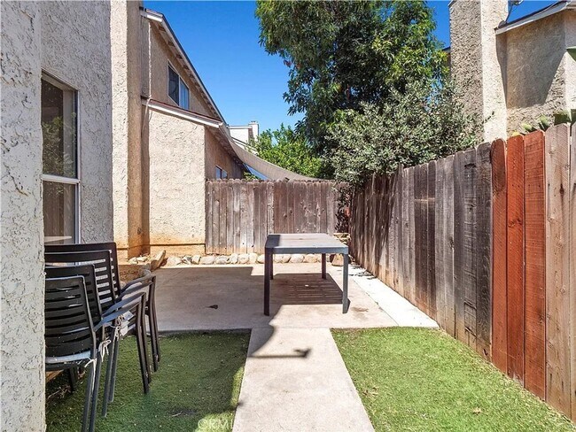Building Photo - Luxurious 2-Bedroom Townhome with Loft in ...