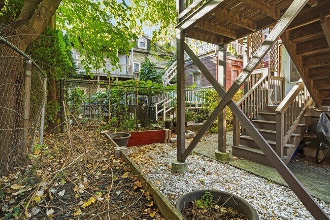 Building Photo - 171 Brooks St