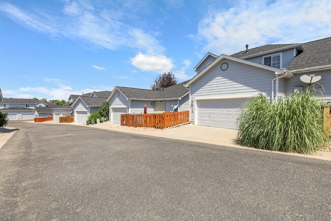 Building Photo - $2,540.95- 3 Bed, 3 Bath Townhome in Aurora with Central AC, In Unit Laundry and Patio Space!