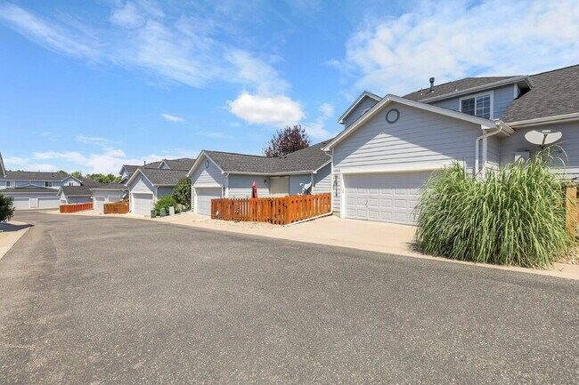 Building Photo - $2,640.95- 3 Bed, 3 Bath Townhome in Aurora with Central AC, In Unit Laundry and Patio Space!
