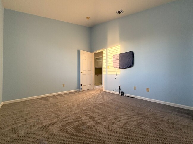 Building Photo - Charming Waterfront Single Family Home in Redwood Shores Available Now!