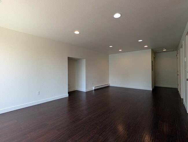 Building Photo - Great 2bed/1bath Duplex with large yard!