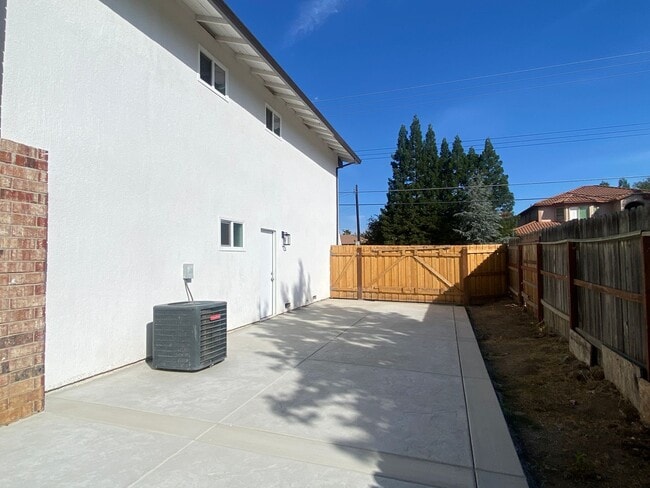 Building Photo - RECENTLY RENOVATED 4 BED, 2.5 BATH HOME ON CORNER LOT