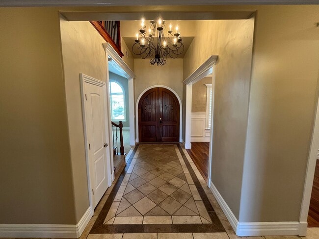 Building Photo - Beautiful 5 Bedroom 4 Bathroom House in Ga...