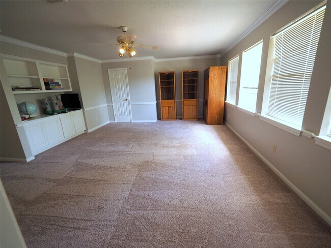 Building Photo - 15122 Greenleaf Ln