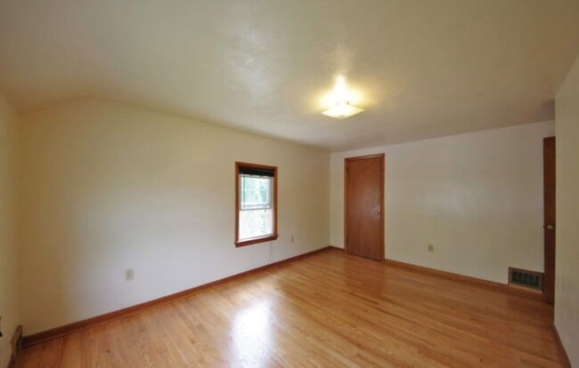 Building Photo - Sparks Street Duplex