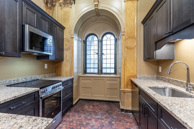 Building Photo - 107 Beacon St