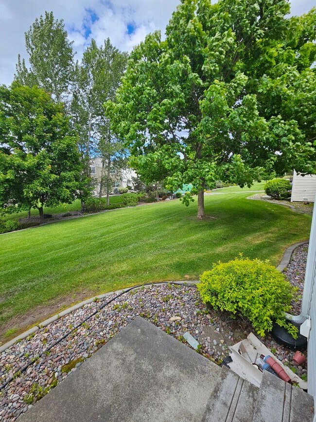 Building Photo - Townhome with 3 bedrooms and garage!  New paint and flooring!