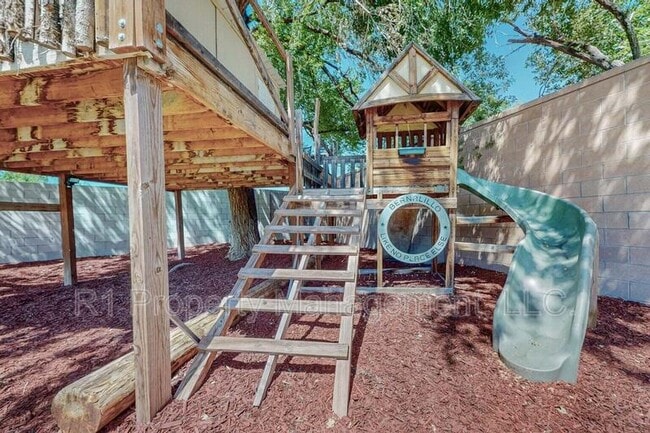 Building Photo - 501 Calle del la Angel