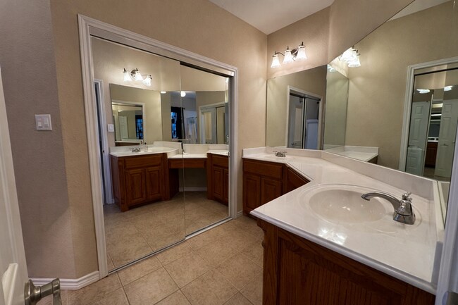 Building Photo - 5400 Flo Dr