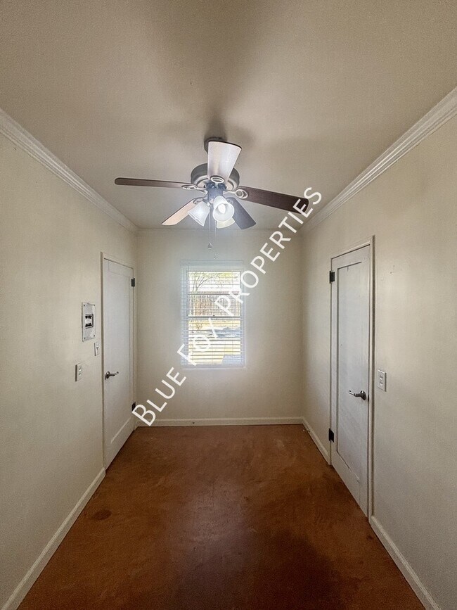 Building Photo - 925 E Adams St