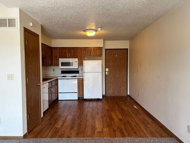 Building Photo - $1,800 | 3 Bedroom, 2 Bathroom Apartment |...
