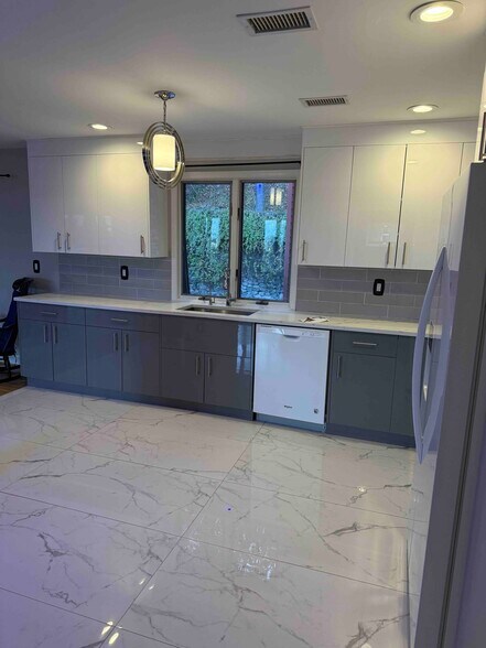 Building Photo - 251 Silleck St