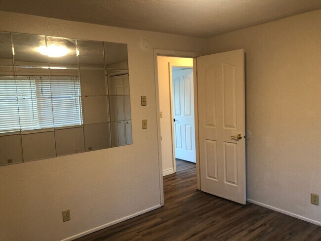 Building Photo - 3 bedroom 2 bathroom house in Thurston hills!