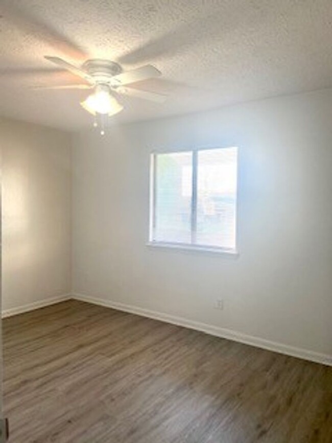 Building Photo - Very cute 2 bedroom 1 1/2 bath town-home c...