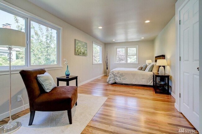Building Photo - Serene Wedgwood home