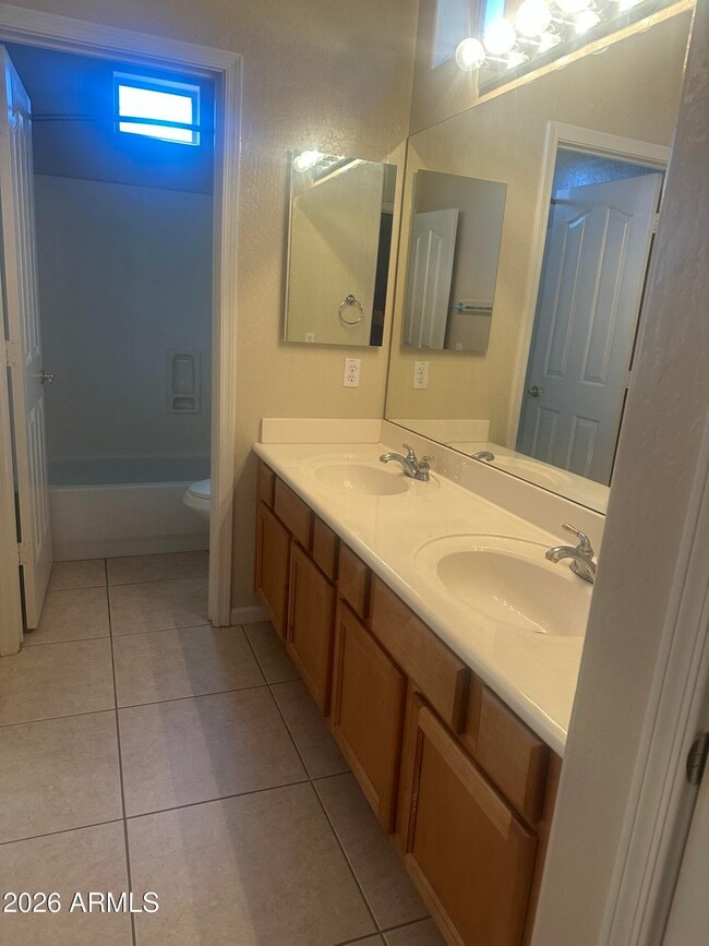 Building Photo - 7220 W Cottontail Ln