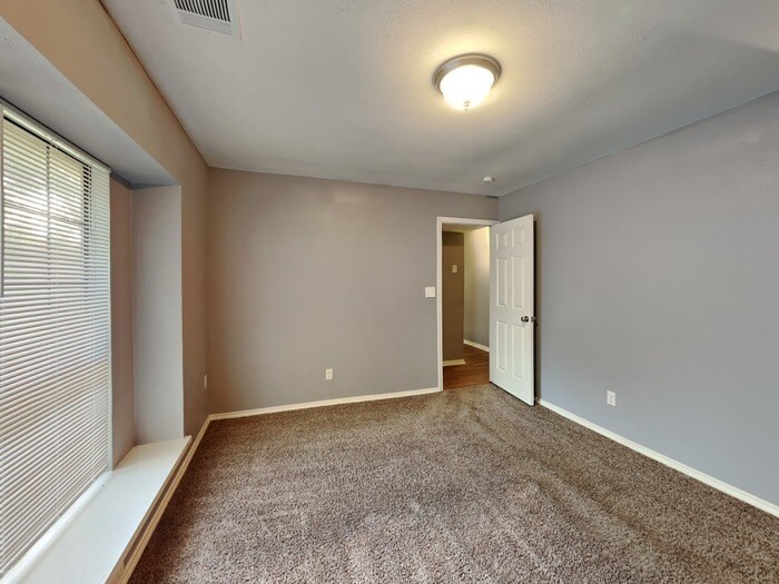 Building Photo - 2405 Cripple Creek Dr
