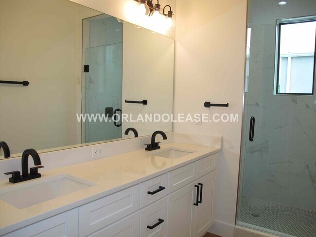 Building Photo - Beautiful 3/3.5 Townhome in the SODO area of Orlando