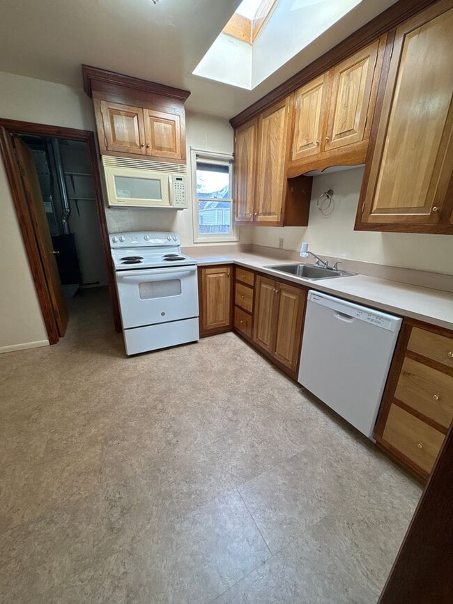 Building Photo - Spacious 2 Bedroom 1 Bath Duplex in Park-Like Setting - Pets Welcome