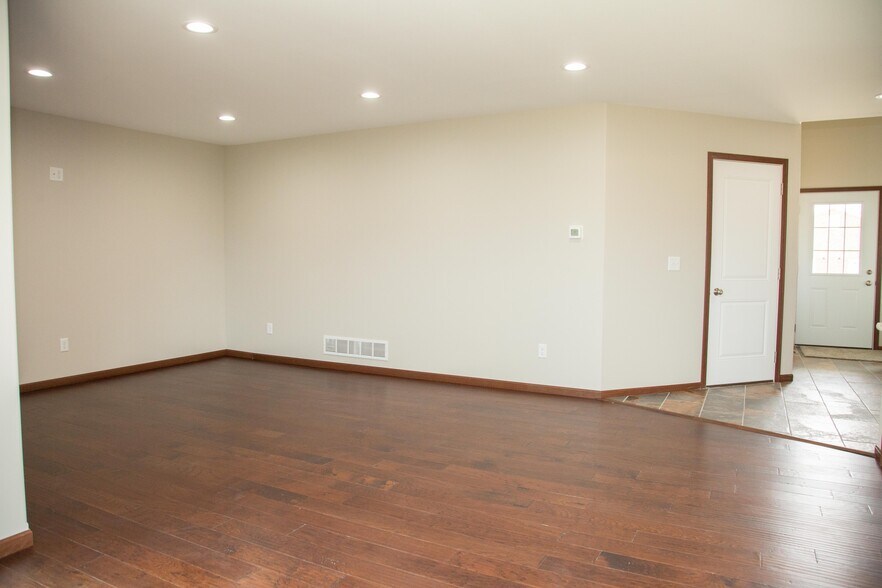 Building Photo - 6333 Pawnee Ln